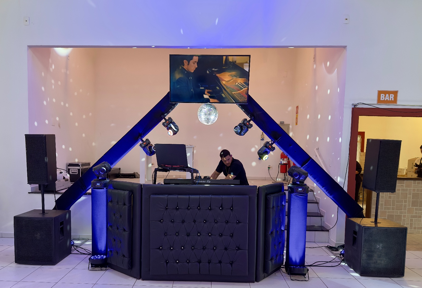 Foto 2 de DJ para Casamentos e Eventos | Som, Iluminação e Pista de LED