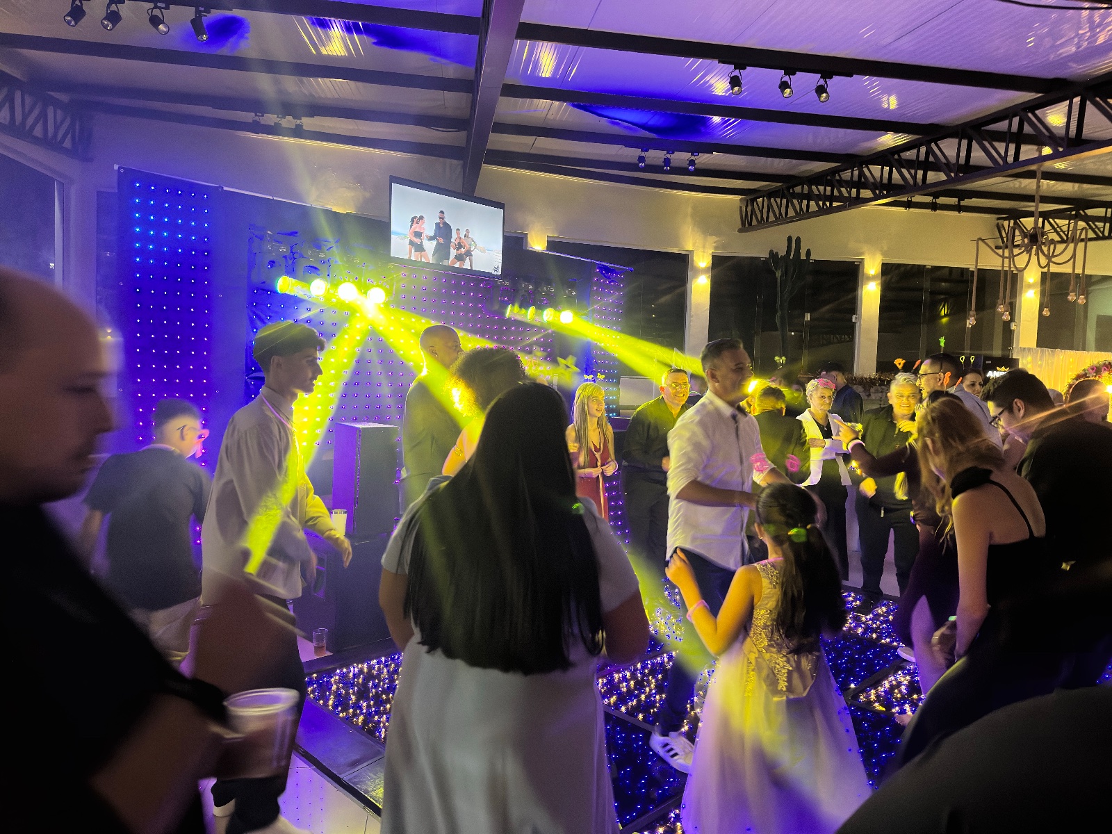 Foto 7 de DJ para Casamentos e Eventos | Som, Iluminação e Pista de LED